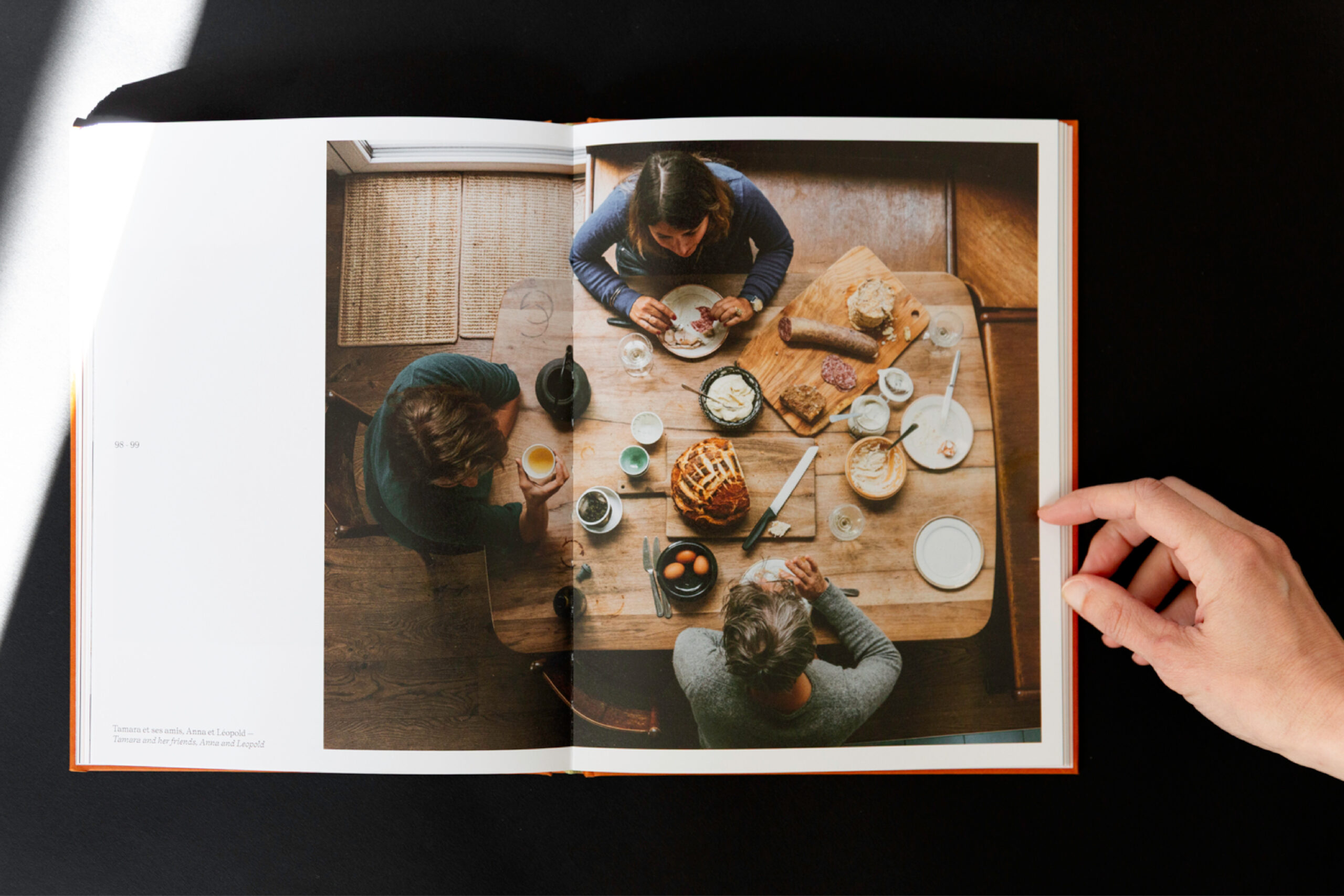blandine dupas design graphique graphisme du livre Anouch restaurant a geneve photographie de la cheffe tamara hussian attablee avec ses amis