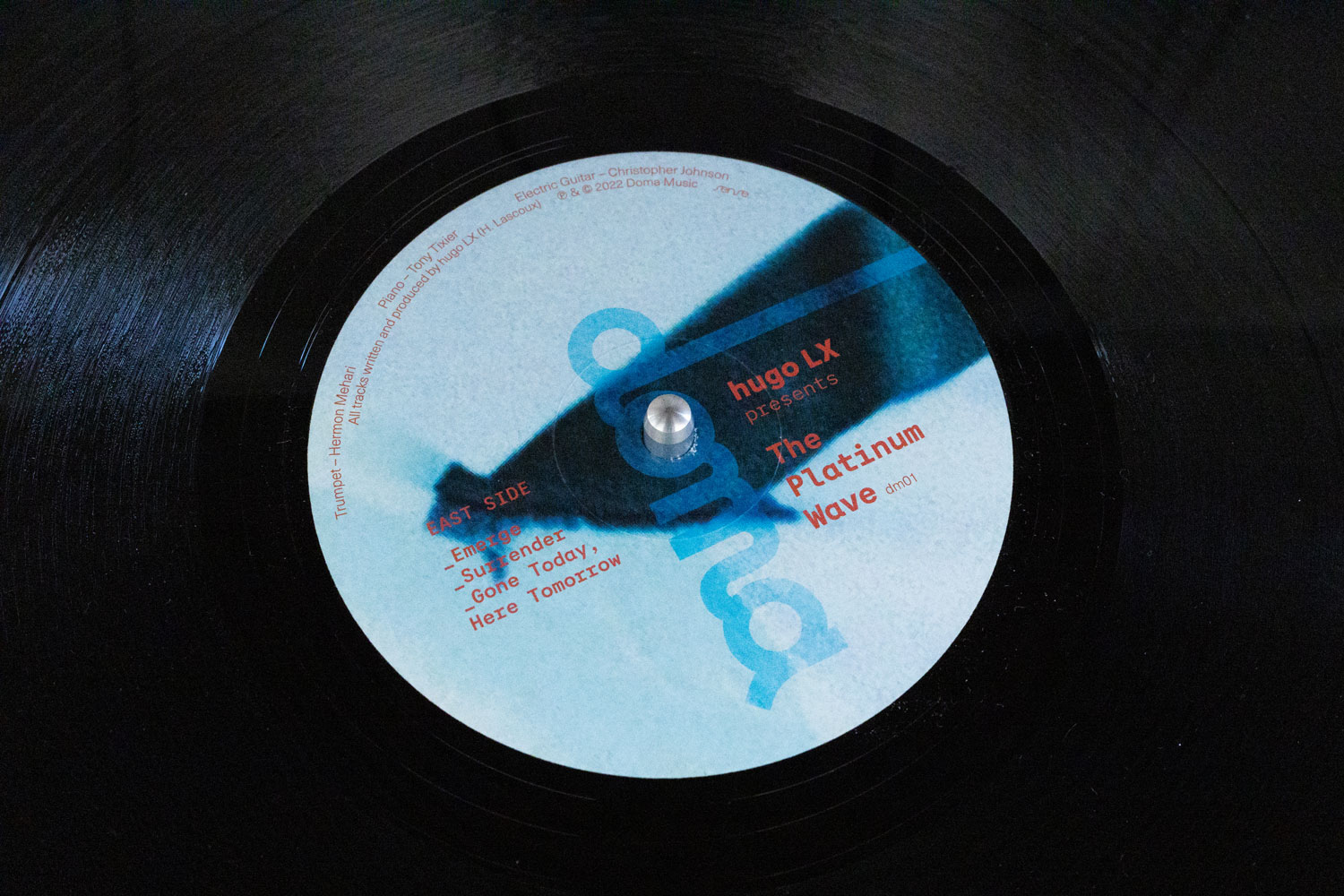 blandine dupas design graphique identite visuelle label musique doma zoom sur macaron disque the platinum wave face A