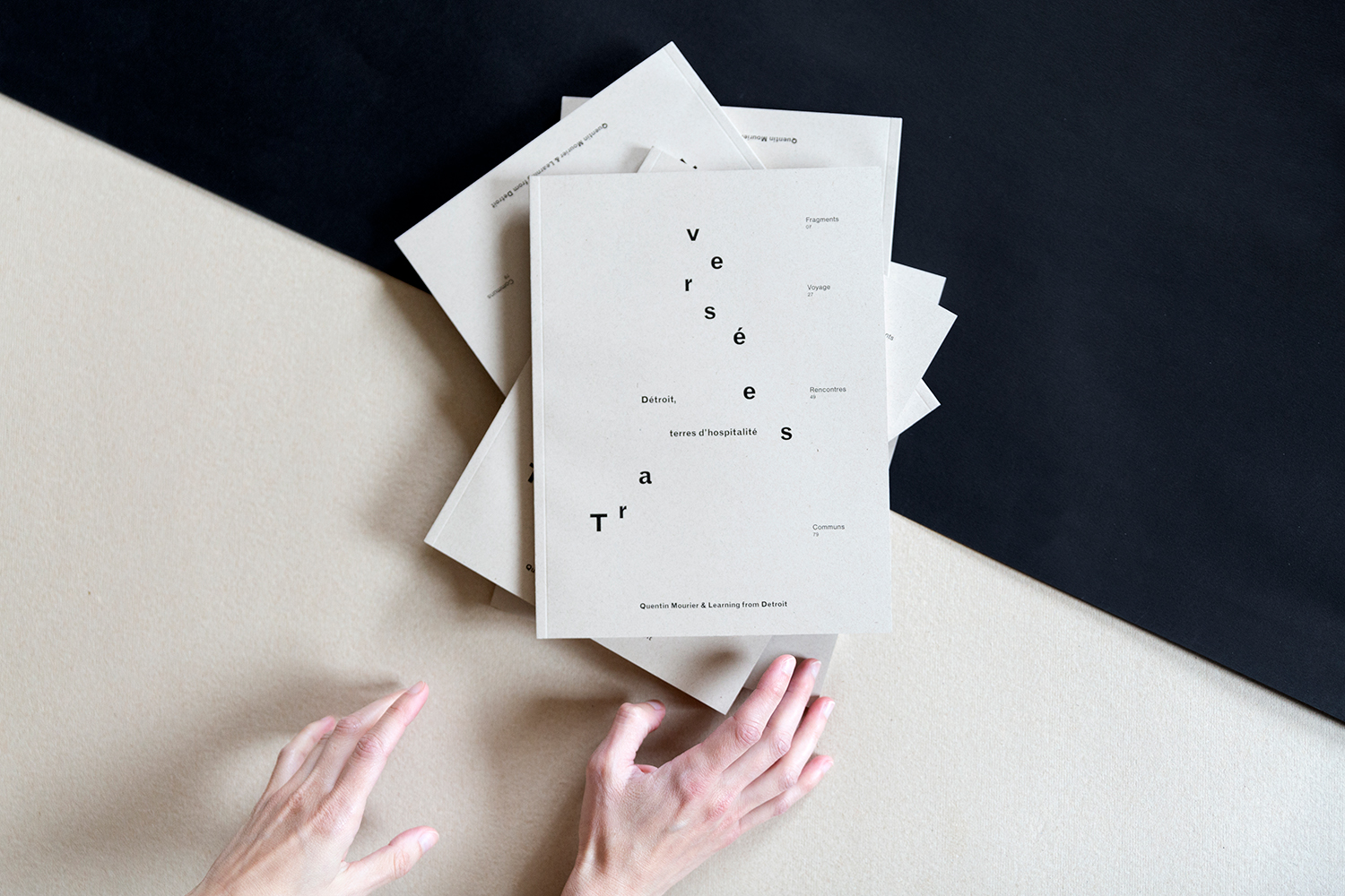 blandine dupas design graphique conception graphique du catalogue traversees detroit terres d hospitalites photo de la pile de catalogues avec mains