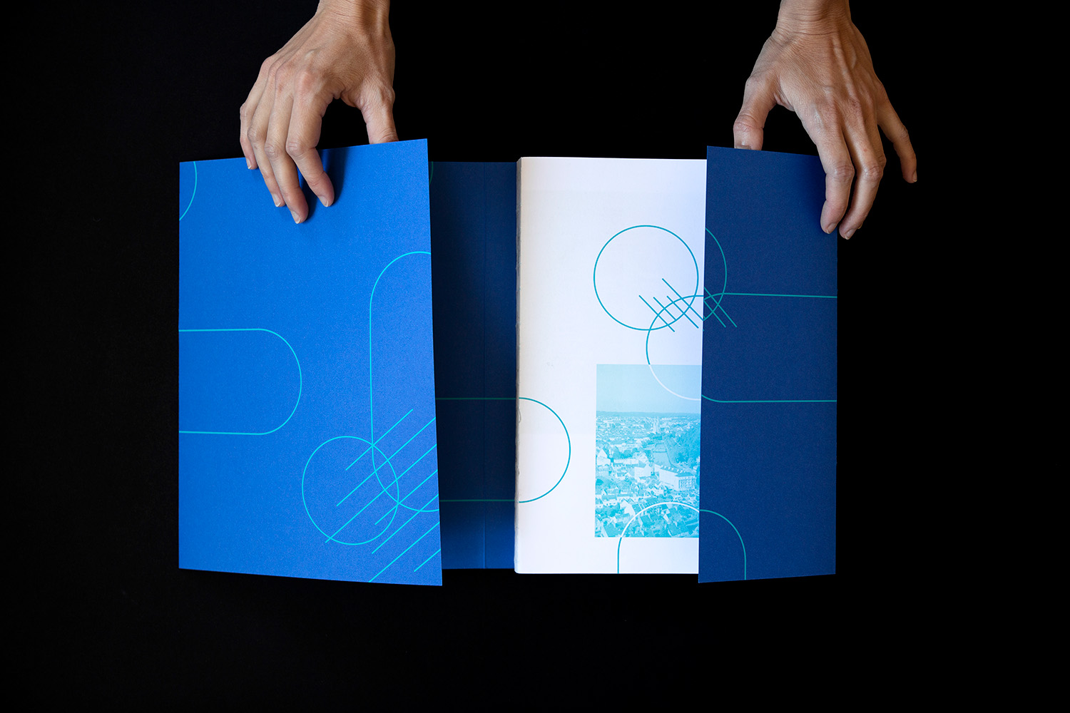 blandine dupas design graphique catalogue europan villes vivantes photo catalogue semi ouvert avec detail couverture a rabats