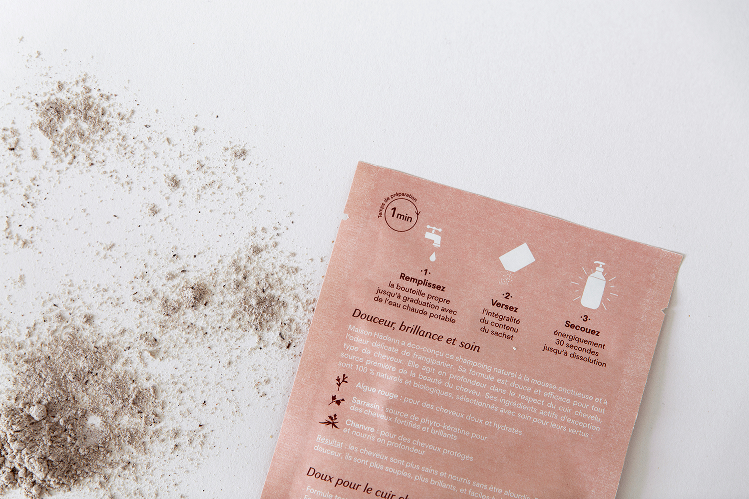 blandine dupas design graphique identite visuelle de maison hadenn photo du sachet en papier recycle avec poudre de shampooing