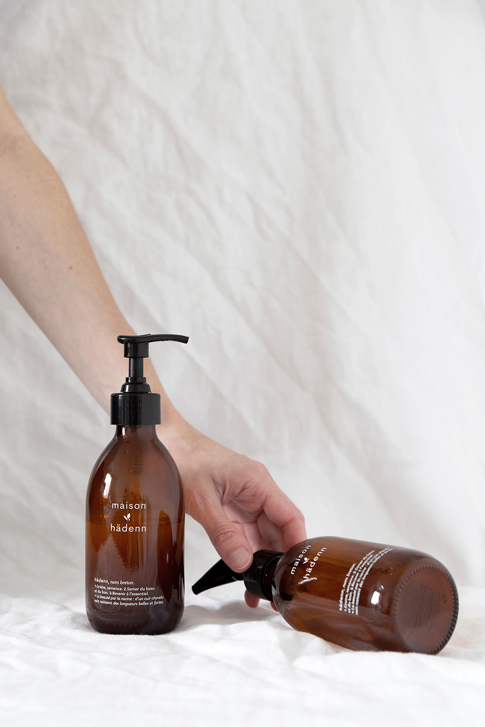 blandine dupas design graphique identite visuelle de maison hadenn photo des bouteilles de shampooing en verre serigraphie avec mains