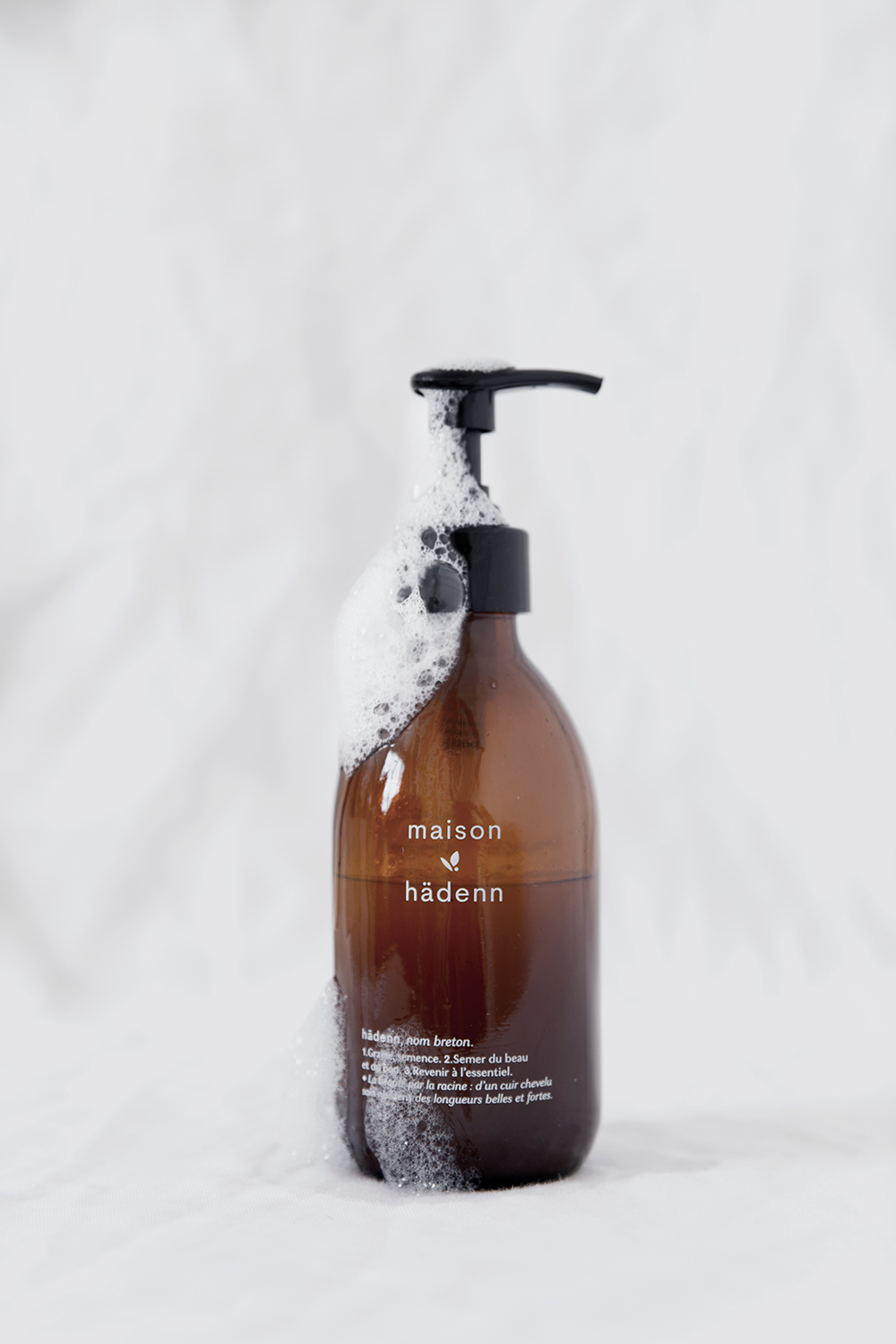 blandine dupas design graphique identite visuelle de maison hadenn photo des bouteilles de shampooing en verre serigraphie avec mousse