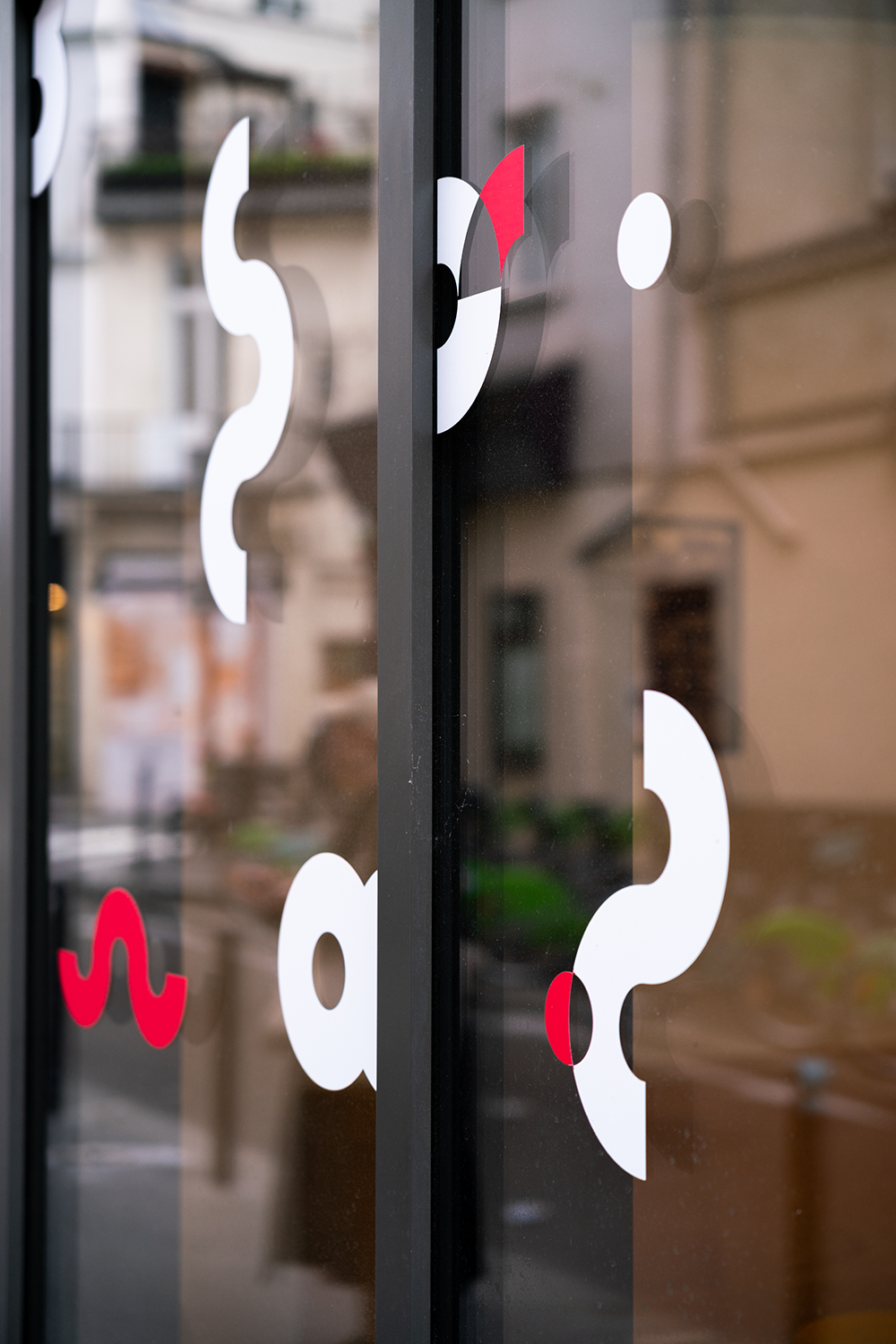 blandine dupas design graphique signaletique du crous mazet paris photographie detail facade vitree deploiement motifs rouges et blancs