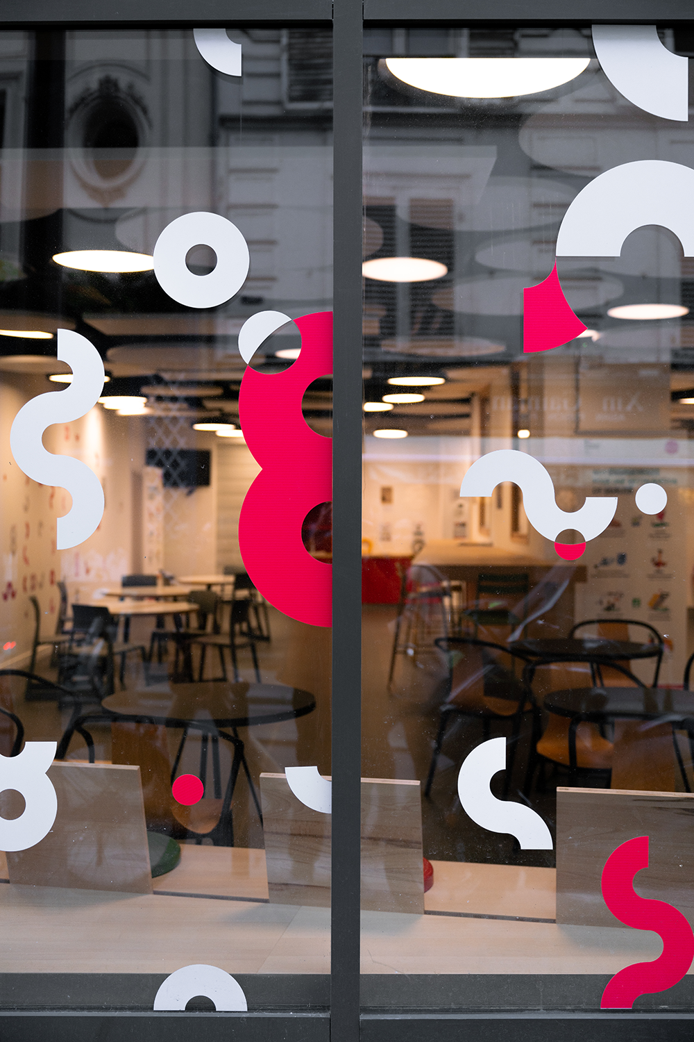 blandine dupas design graphique signaletique du crous mazet paris photographie detail facade vitree deploiement motifs rouges et blancs