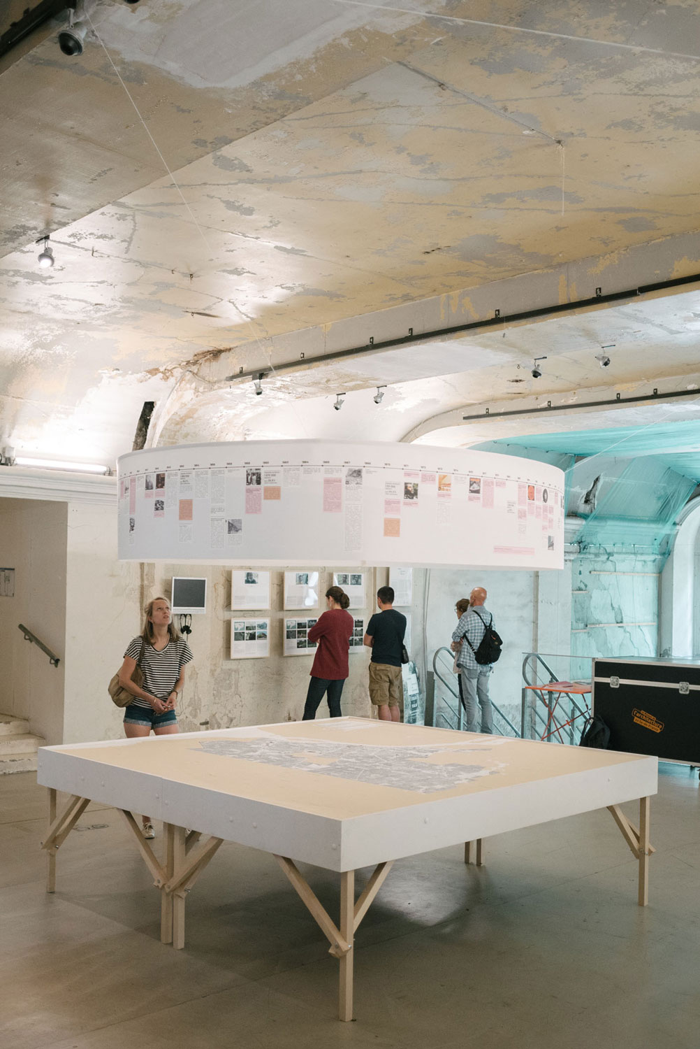 blandine dupas design graphique scenographie et graphisme de l exposition detroit hospitalites en resistance vue de la table cartographiee de detroit avec frise chronologique suspendue au plafond