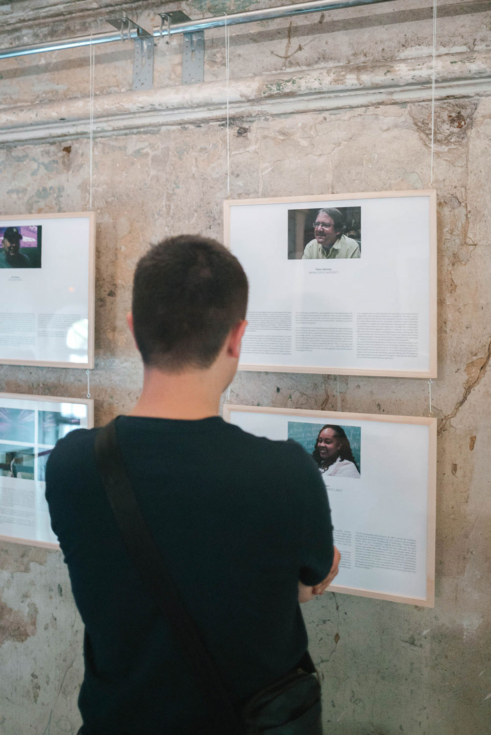 blandine dupas design graphique scenographie et graphisme de l exposition detroit hospitalites en resistance photographie des supports d exposition encadres et accroches aux murs avec visiteur de dos