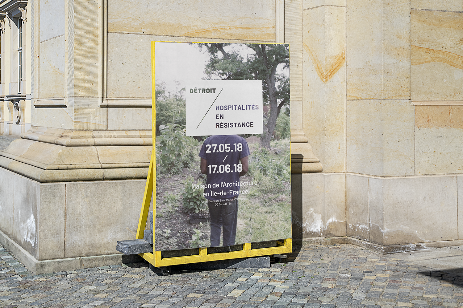 blandine dupas design graphique scenographie et graphisme de l exposition detroit hospitalites en resistance photo de l affiche fixee sur structure bois