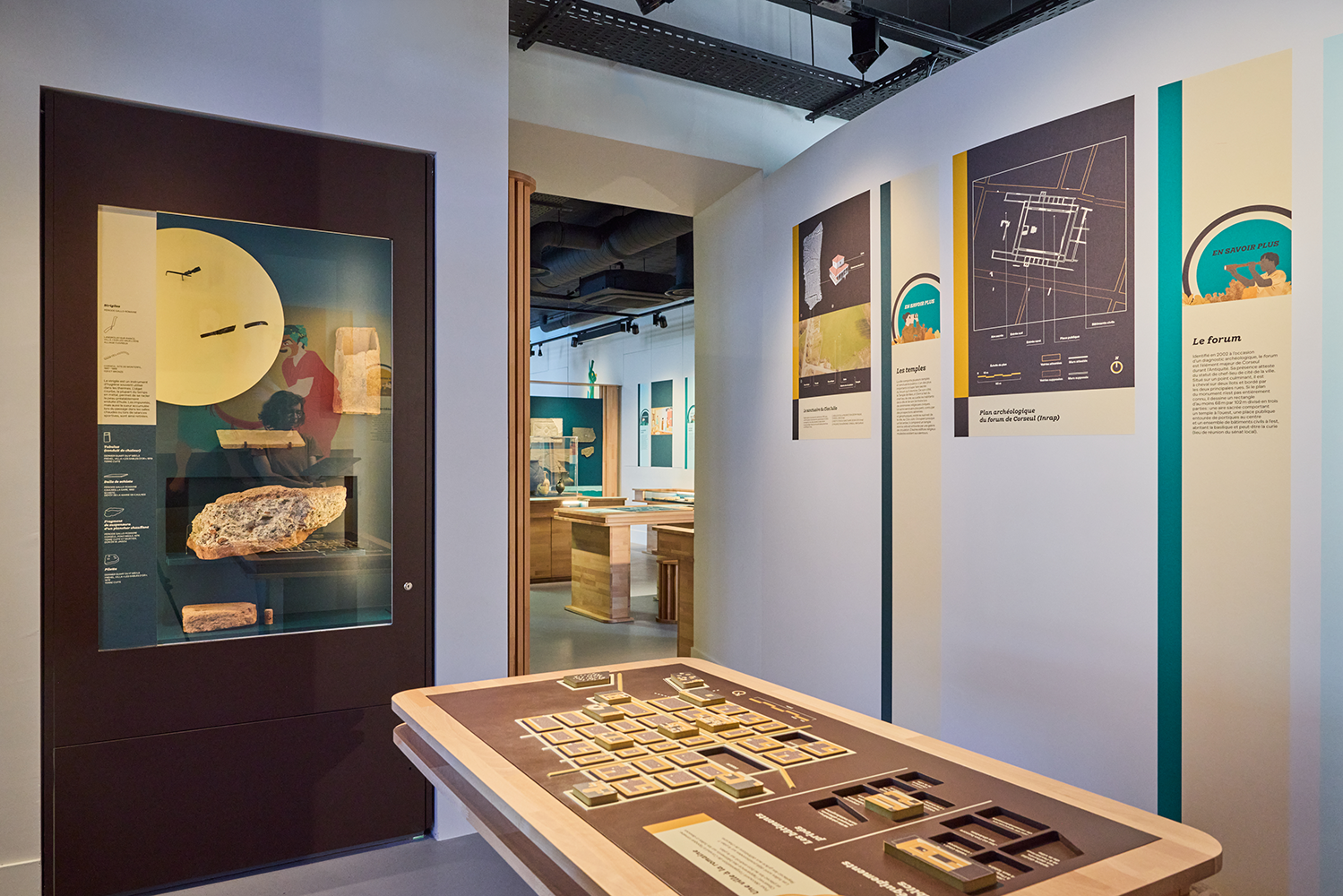 blandine dupas design graphique refonte du parcours permanent d exposition de l archeomusee coriosolis vue de la salle evoquant les thermes et le plan de la ville a l epoque romaine avec manipe jeu de ville