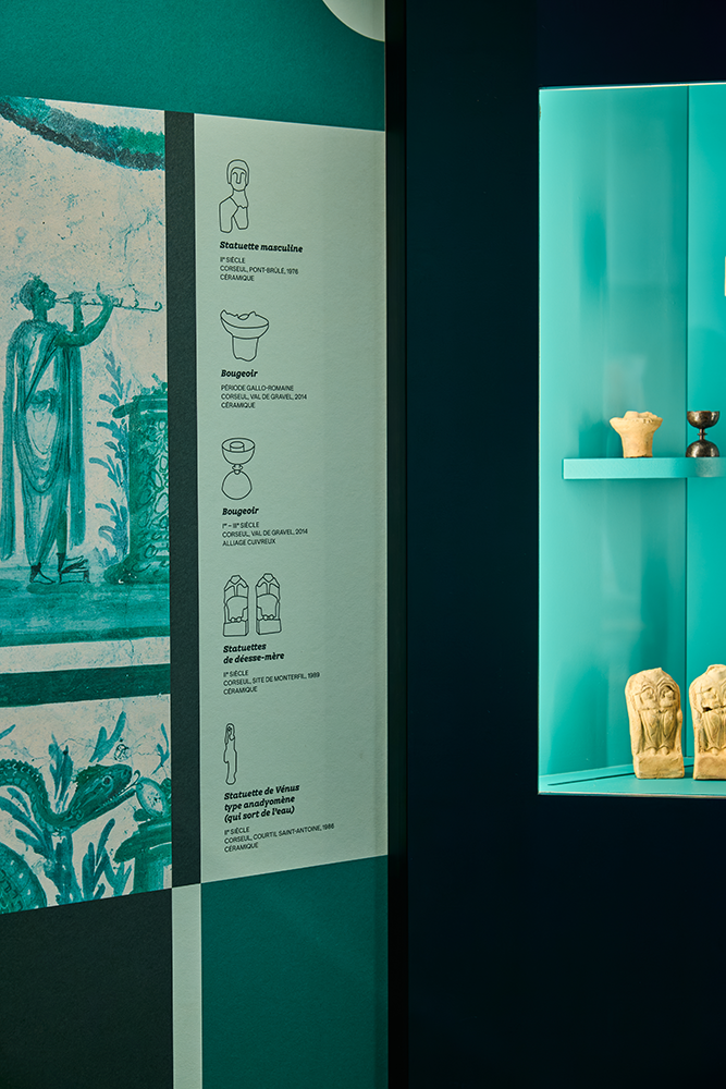blandine dupas design graphique refonte du parcours permanent d exposition de l archeomusee coriosolis photo de detail sur un support graphique regroupant iconographie et cartel avec dessin des fragments exposes