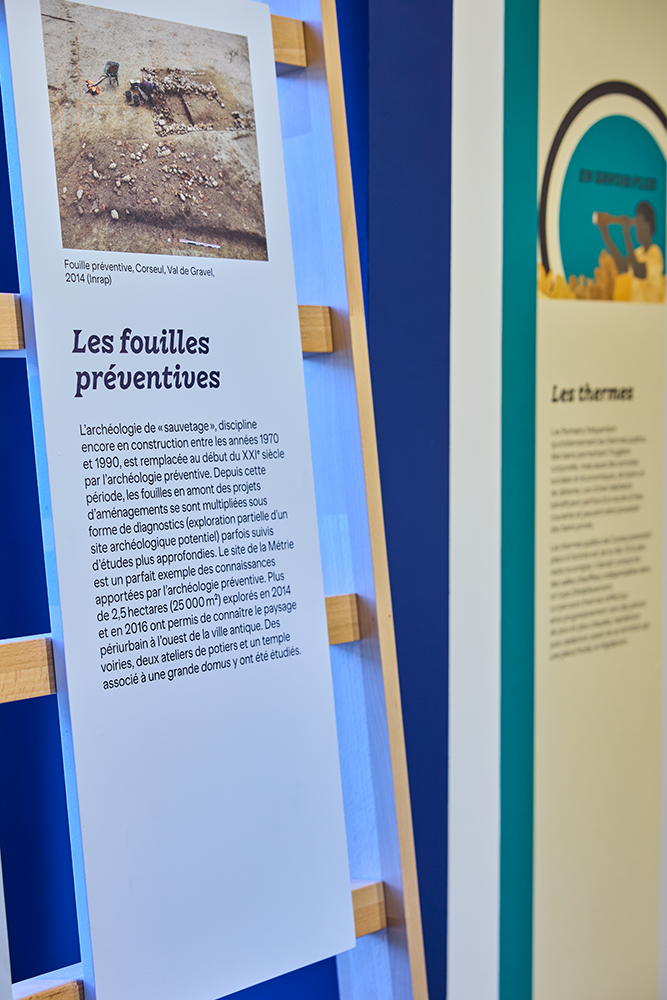 blandine dupas design graphique refonte du parcours permanent d exposition de l archeomusee coriosolis photo de detail sur panneau de texte des focus archeologiques