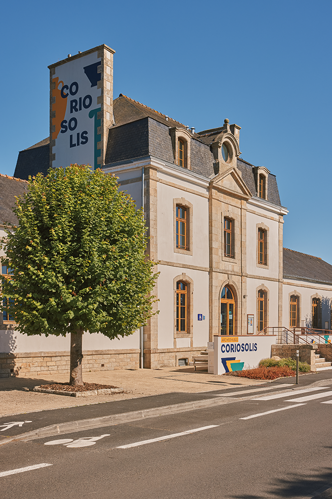 blandine dupas design graphique photo de la nouvelle signaletique de l archeomusee coriosolis sur la souche de cheminee du musee