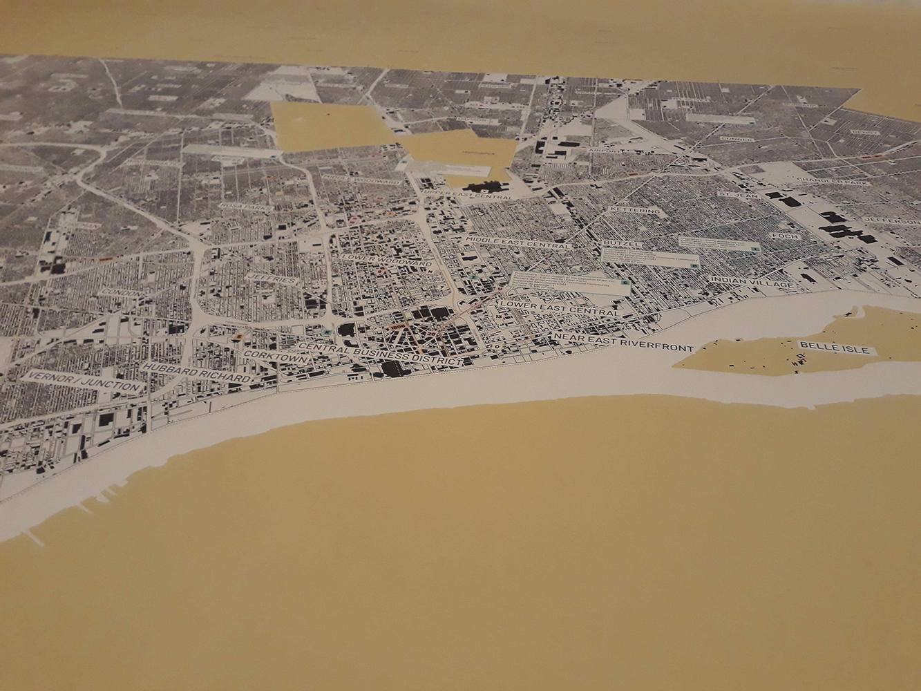blandine dupas design graphique scenographie et graphisme de l exposition detroit hospitalites en resistance photographie de la table cartographiee de la ville de detroit